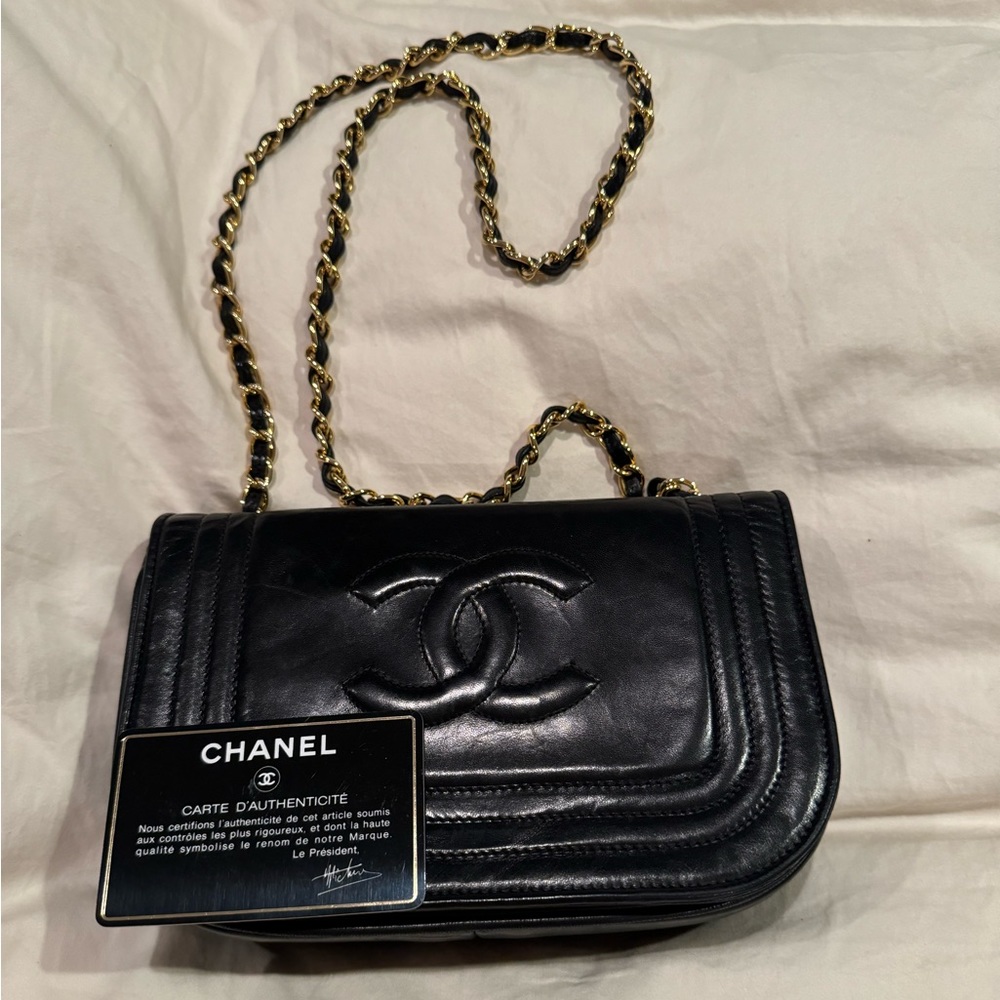 1980s timeless black vintage Chanel CC crossbody flap bag